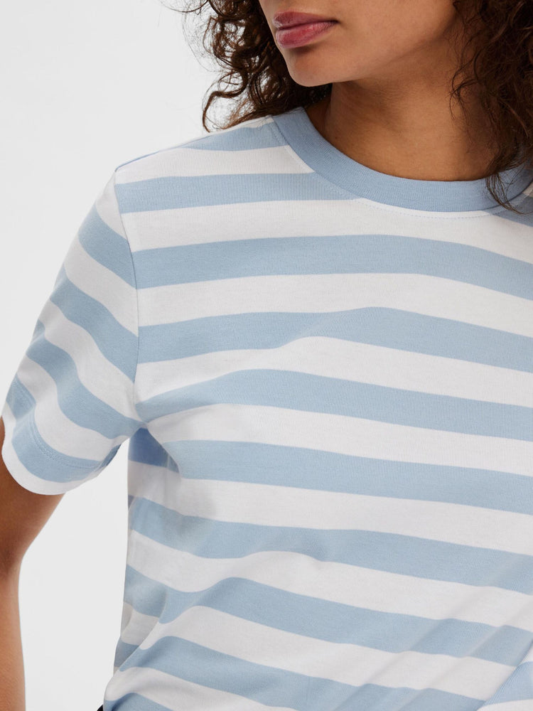 
                  
                    SLFESSENTIAL Cashmere Blue Bright White Striped Boxy T-Shirt
                  
                