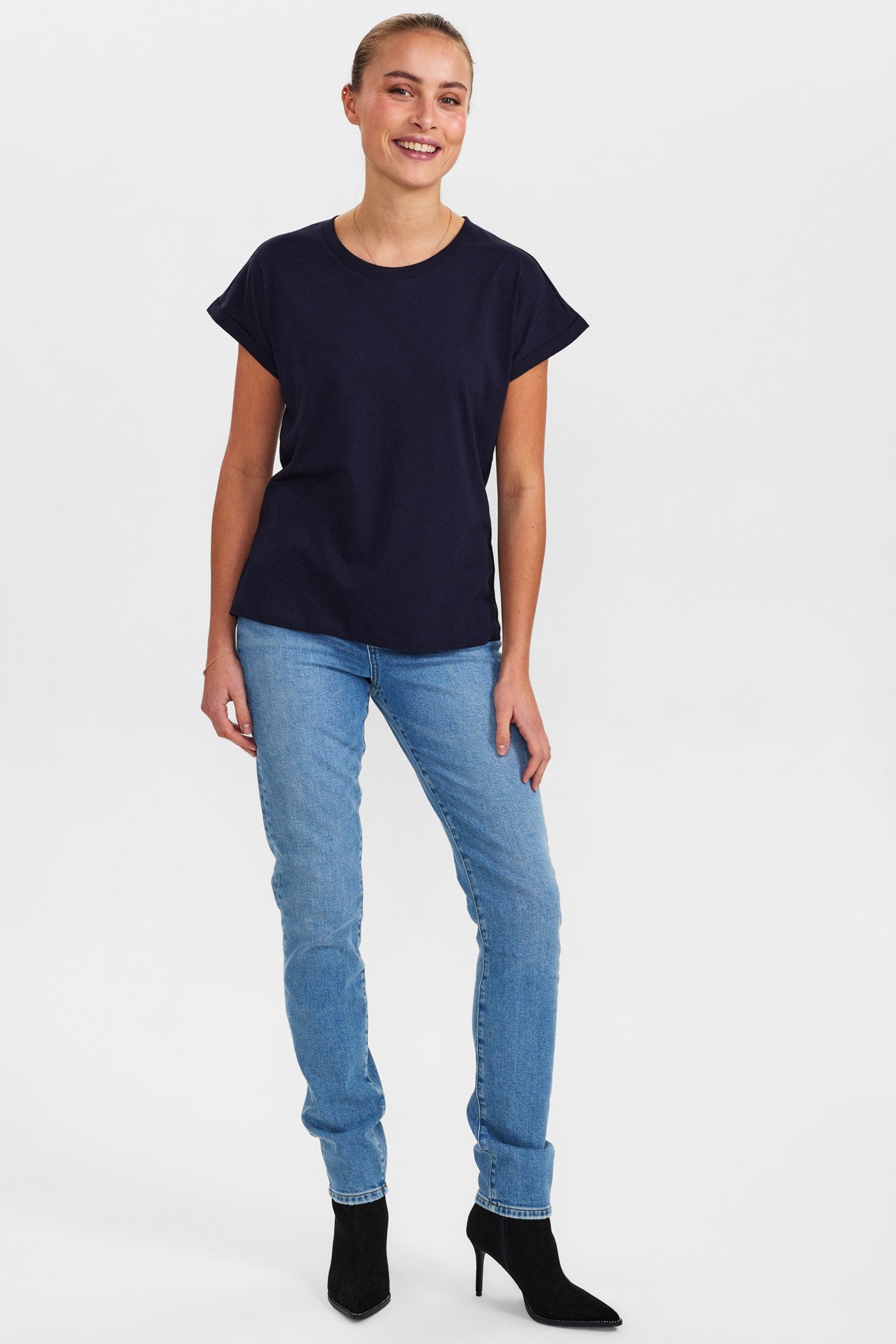 
                  
                    NUBEVERLY T-Shirt in dunklem Saphir
                  
                