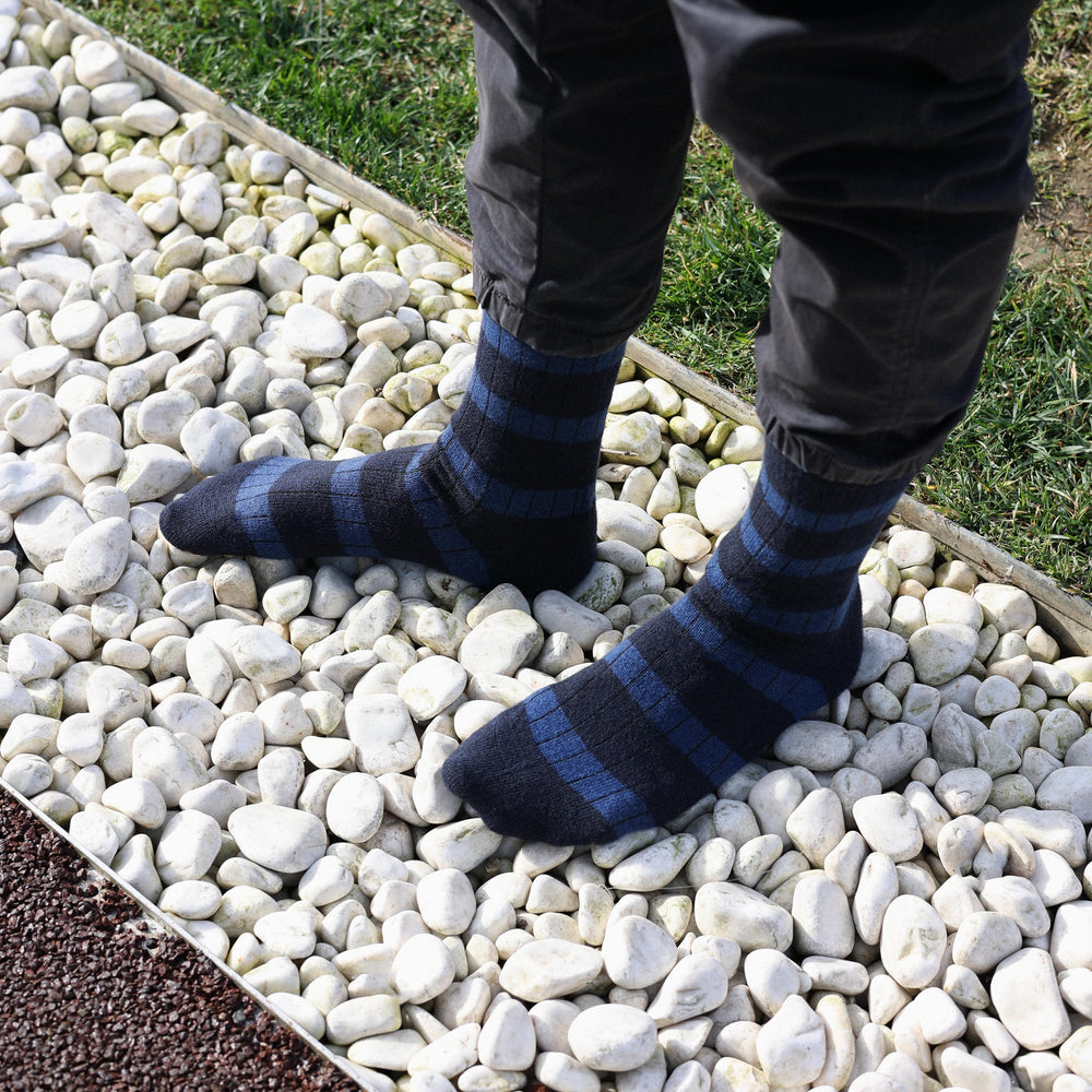 
                  
                    Marineblaue und blaue Socken aus Merinowolle mit Streifen
                  
                