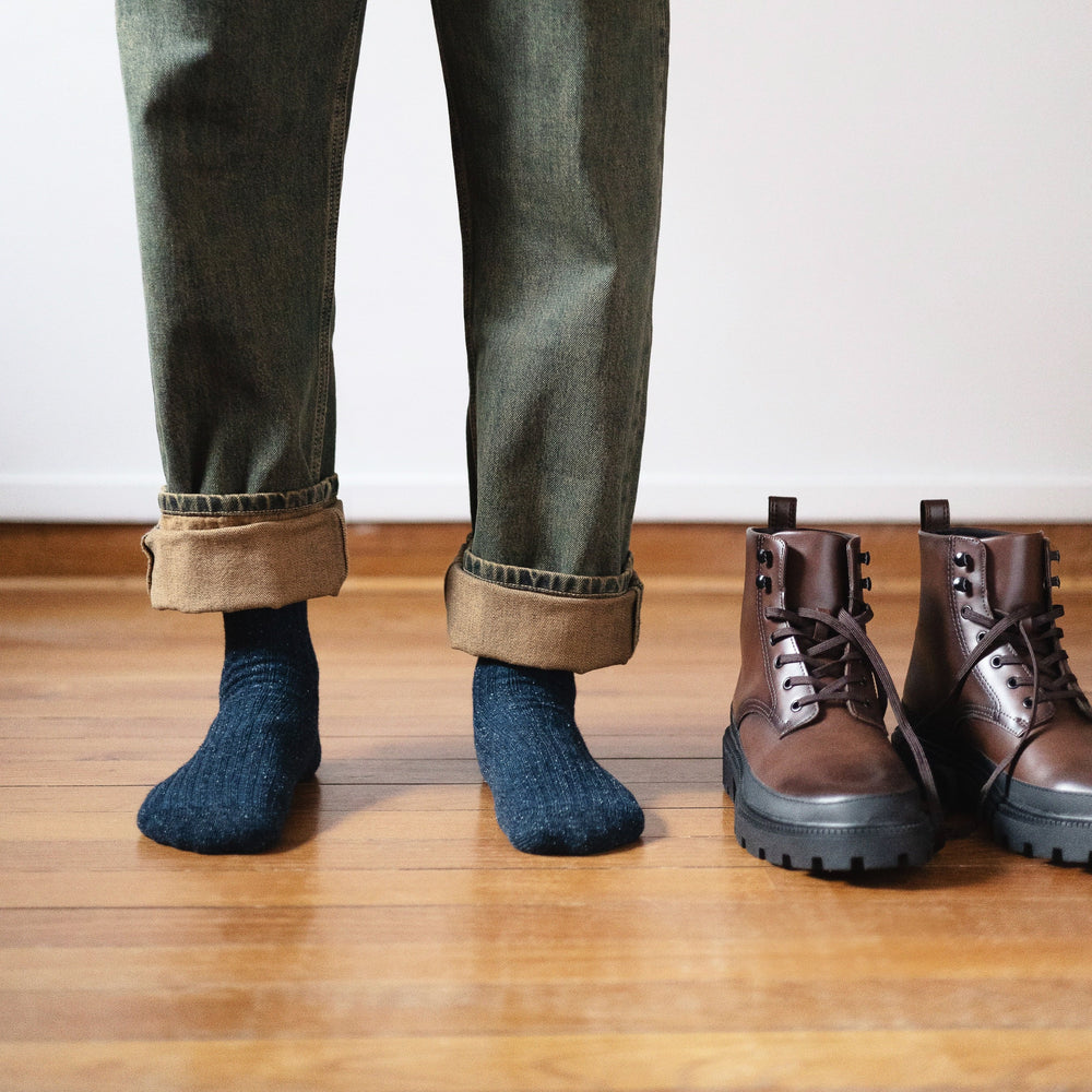 
                  
                    Marineblaue Socken aus Seide und Wolle mit Staubsternen
                  
                