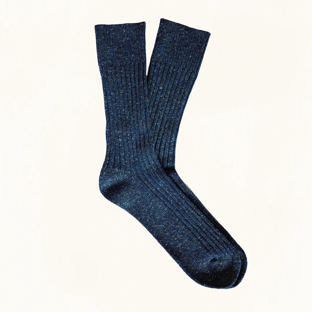 
                  
                    Marineblaue Socken aus Seide und Wolle mit Staubsternen
                  
                