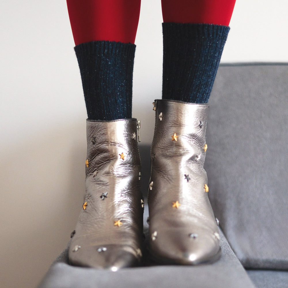 
                  
                    Marineblaue Socken aus Seide und Wolle mit Staubsternen
                  
                