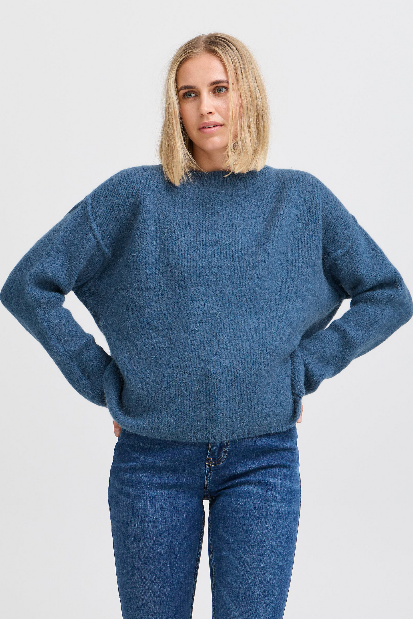 
                  
                    PZMARIA Heller Kobaltpullover mit Rundhalsausschnitt
                  
                