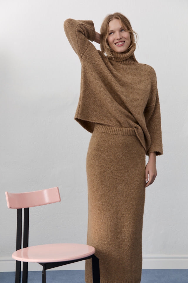 
                  
                    OTTAWA Suede Camel Long Skirt
                  
                