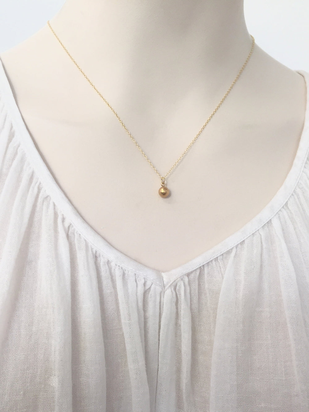 Gold Short Ball Pendant Necklace – Victoria met Albert